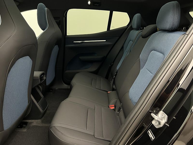 Volvo EX30 (2026) P8 AWD electric ULTRA BLACK  - fotka 5 z 49