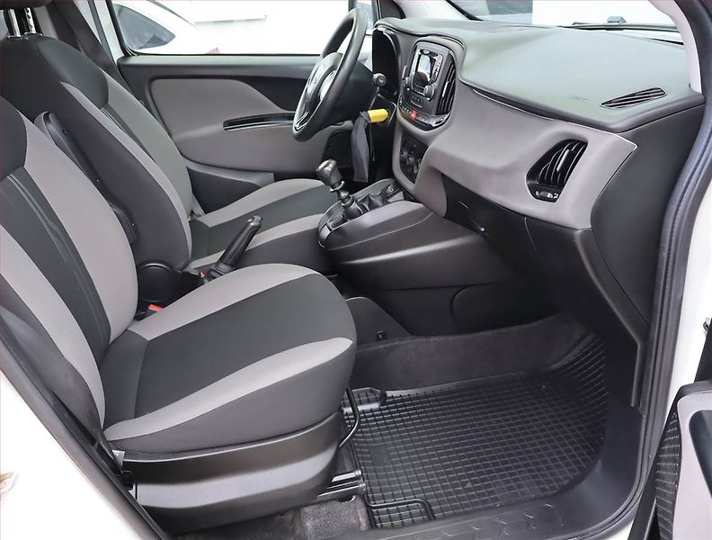 Fiat Dobló (2019) 1.4 T-Jet, 7Míst, SR, DPH - fotka 9 z 17