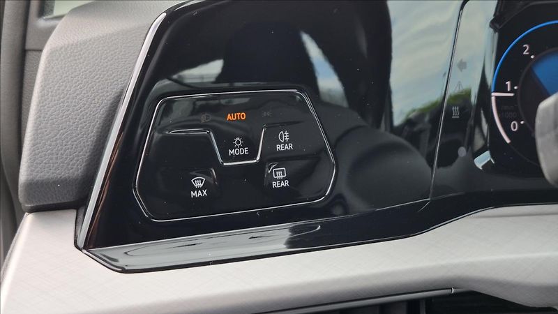 Volkswagen Golf 2,0 TDi DSG Life Tažné DPH - fotka 20 z 22