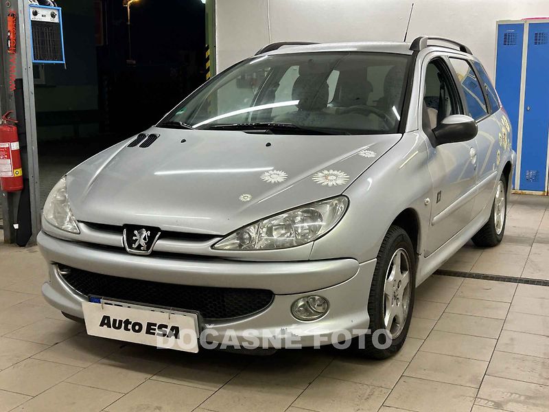 Peugeot 206 (2006) 1.4 i, 1.maj, AC, tažné - fotka 1 z 3