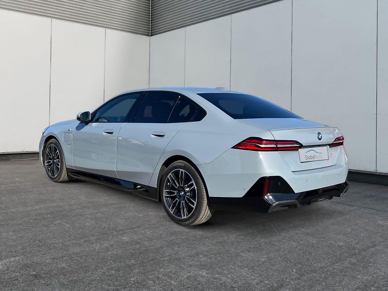 BMW Řada 5 (2024) 550e xDrive 360kW V6 M SPORT - fotka 3 z 21