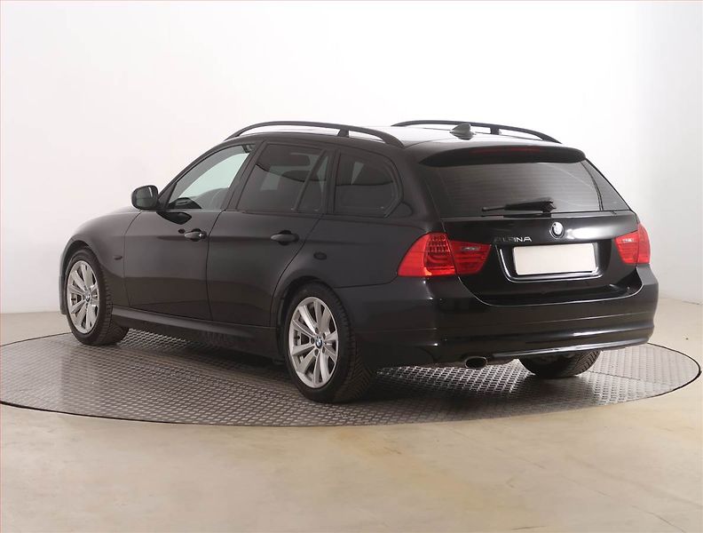 BMW Řada 3 (2009) 320 i, Navi, Xenony, Tempomat - fotka 4 z 19