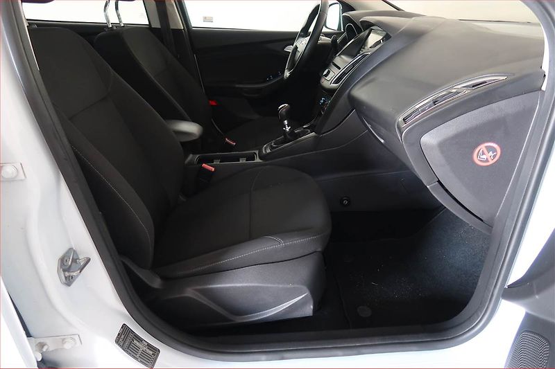 Ford Focus (2015) 1.5 TDCi, Navi, Tempomat - fotka 9 z 16