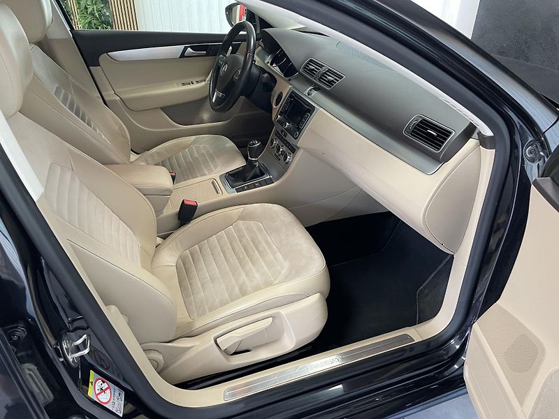 Volkswagen Passat 2.0 TDi 4x4 ČR 6M NAVI XENON - fotka 13 z 27