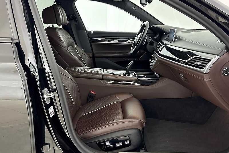 BMW Řada 7 740d xDrive - fotka 14 z 29