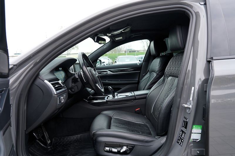 BMW Řada 7 730d xDrive/Mpaket/9AT/Lasery - fotka 24 z 47