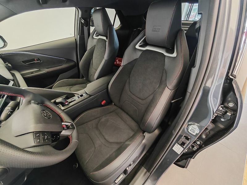 Toyota C-HR 2.0 PHEV GR SPORT - fotka 14 z 39