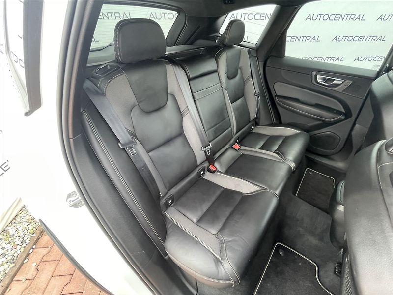 Volvo XC60 2,0 D,140kW,D4,4x4,AUT. R-DESI - fotka 23 z 25