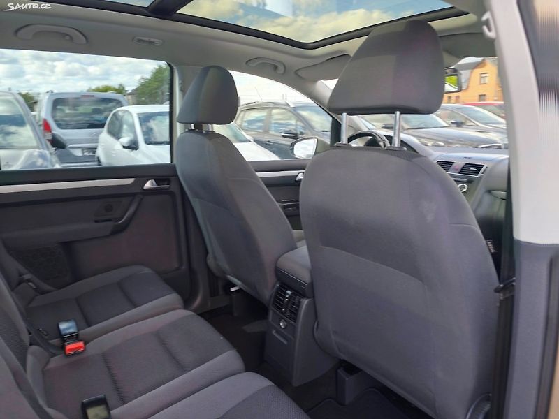Volkswagen Touran (2014) - fotka 19 z 42