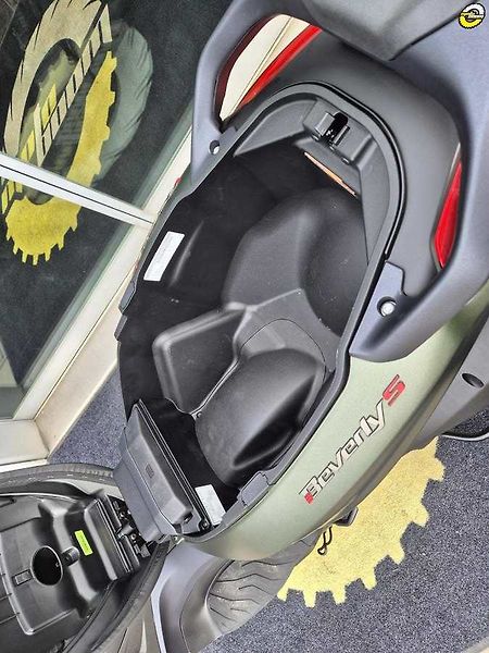 Piaggio Beverly 300 S (2024) VÝPRODEJ EURO5 - fotka 18 z 24