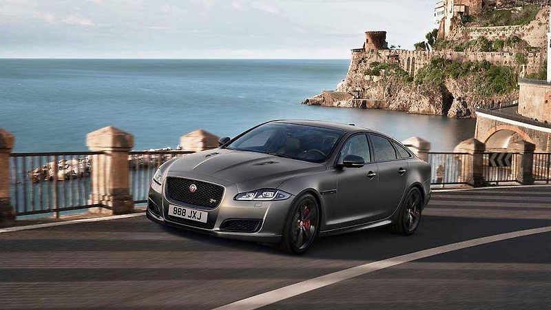 Jaguar XJR575.
