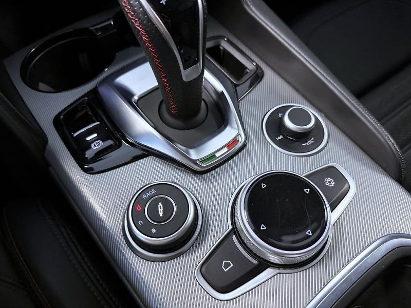 Alfa Romeo Giulia (2023) 2.0 T 280k AT8 ZF Q4 4x4 Compe - fotka 18 z 23