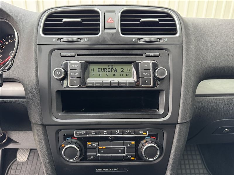 Volkswagen Golf 1,4 i 16V TRENDLINE 1.maj. ČR - fotka 37 z 50