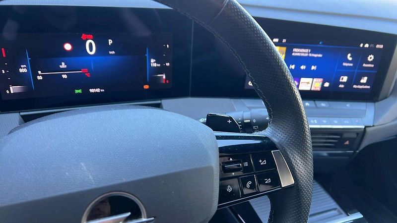 Opel Astra Sports Tourer GS BlueHDi 96kW - fotka 18 z 39