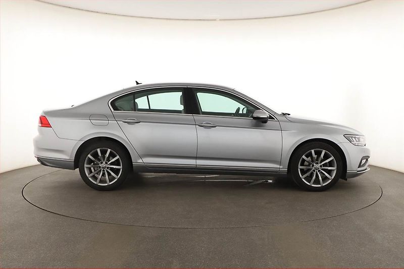 Volkswagen Passat (2022) Elegance 2.0 TDI - fotka 6 z 21