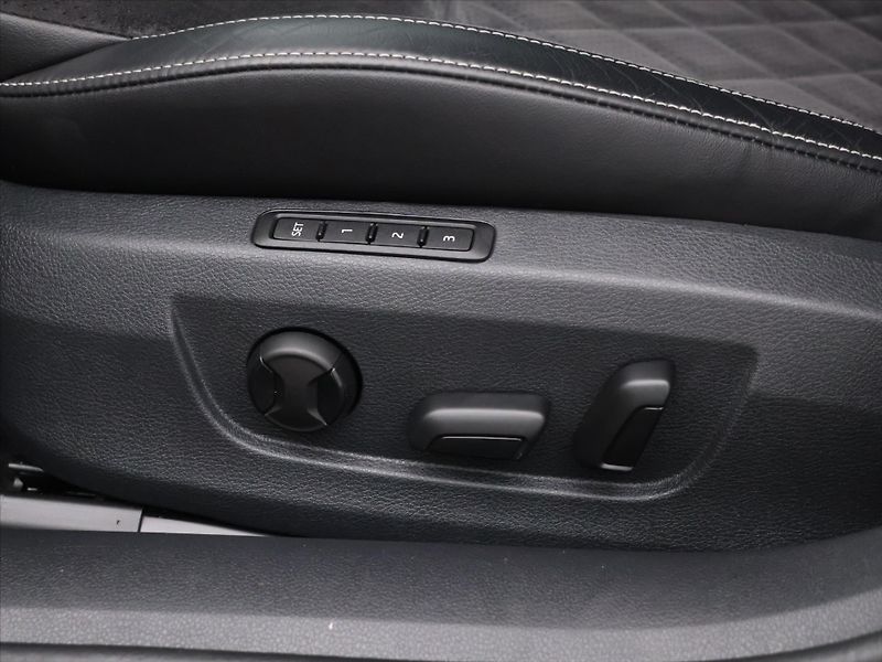 Škoda Superb 2,0 TDI 140kW DSG Sportline 4x - fotka 17 z 31