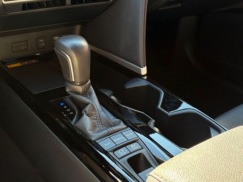 Toyota Camry 2.5 hybrid Executive - fotka 12 z 23