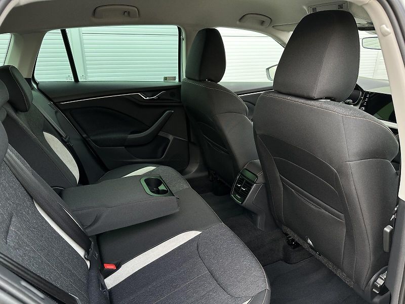 Škoda Scala 1.0TSi DSG 116PS LED V.Cockpit - fotka 42 z 47