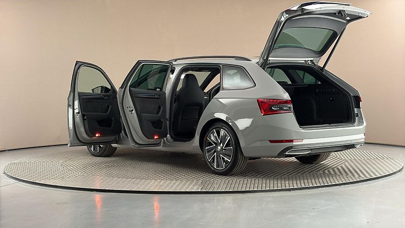 Škoda Superb 2.0 TDI DSG Sportline Combi - fotka 7 z 32