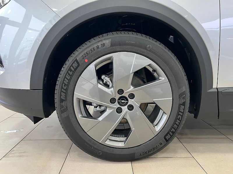 Opel Grandland Edition Hybrid 1,2T AT6 145k - fotka 3 z 24