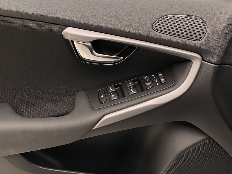 Volvo V40 T2 MOMENTUM  - fotka 28 z 39
