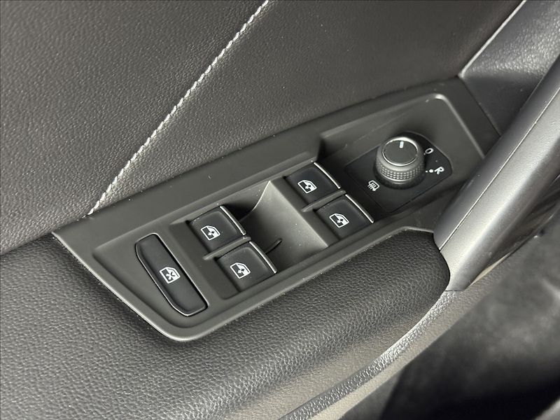 Volkswagen Tiguan Allspace 2,0 TDi  DSG 4x4 R-Line Matrix - fotka 24 z 45