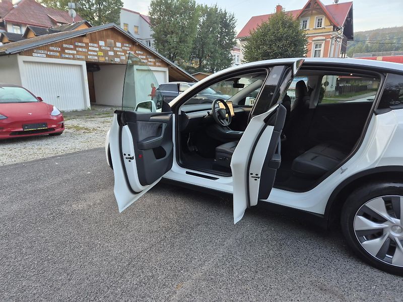 Tesla Model Y LONG RANGE DUAL MOTOR  92,7% - fotka 13 z 48