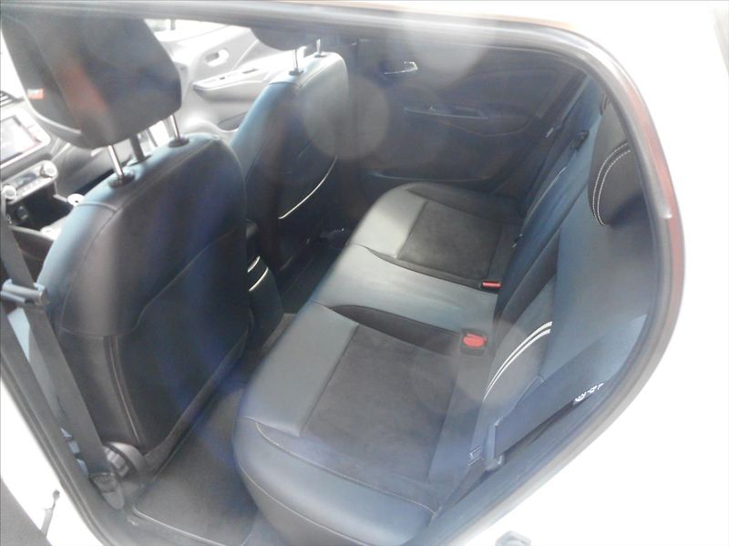 Nissan Micra 1,0 N - Sport BOSE - fotka 26 z 31