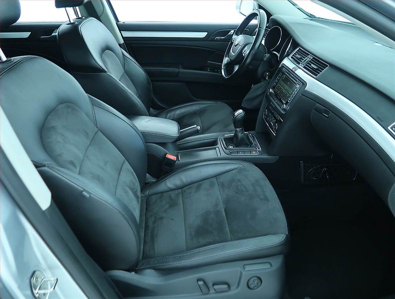 Škoda Superb (2011) 2.0 TDI, Serv.kniha - fotka 9 z 21