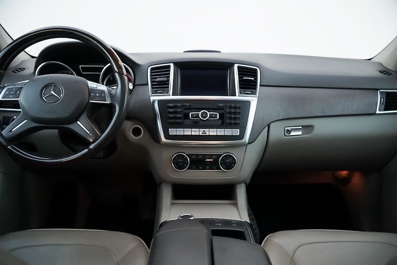 Mercedes-Benz Třídy M 350 CDi 4MATIC AMG - fotka 18 z 45