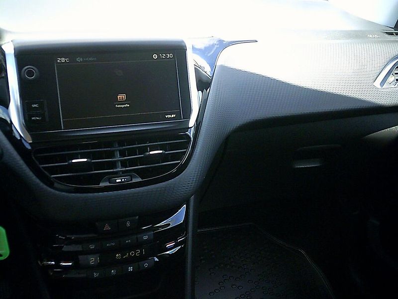Peugeot 2008 1.2i KOUPENO ČR,1.MAJITEL - fotka 12 z 14