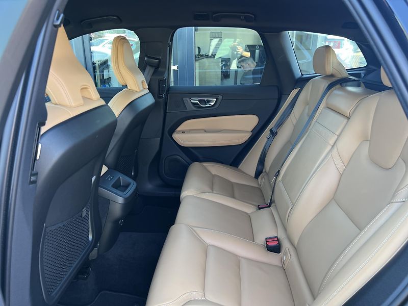 Volvo XC60 INSCRIPTION 2.0 B4 AWD ČR DPH - fotka 23 z 40