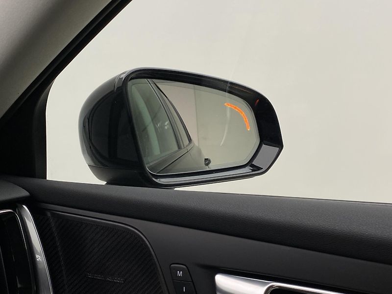 Volvo V60 B4 DARK PLUS AUT CZ - fotka 34 z 51