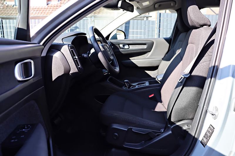 Volvo XC40 T2 Essential Kam LED DAB - fotka 6 z 18