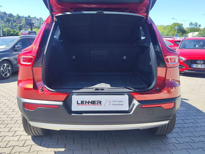 Volvo XC40 D3 2.0D Momentum Pro AT - fotka 9 z 38