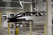 Zatím se lakovna zajíždí, a tak lakuje jednoduššími barvami, mezi které patří třeba černá a bílá