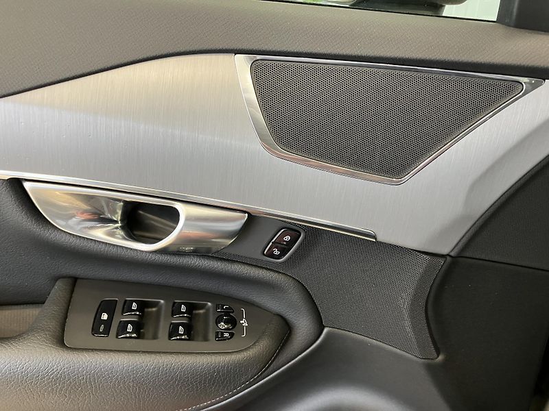 Volvo XC90 B5 AWD Momentum AT8 - fotka 22 z 48