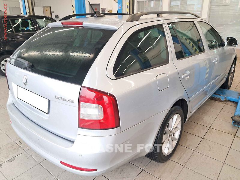 Škoda Octavia (2010) 2.0TDI, Elegance, DSG, xenon - fotka 2 z 3