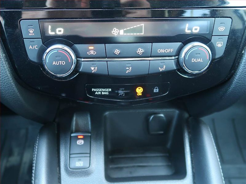 Nissan Qashqai (2019) 1.3 DIG-T, Navi, Tempomat - fotka 15 z 17