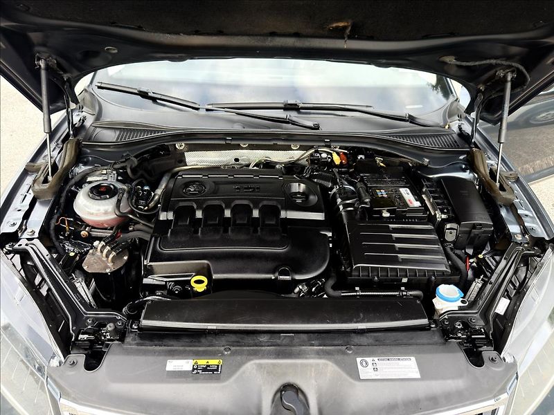 Škoda Superb 2,0 TDi Laurin & Klement - fotka 31 z 54