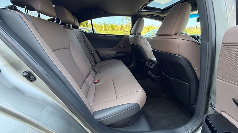 Lexus ES 300h 300H 2,5 HEV LIMITED EDITION - fotka 21 z 26