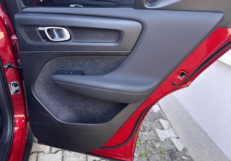 Volvo XC40 B4 FWD ULTRA DARK // 1. maj. - fotka 19 z 46