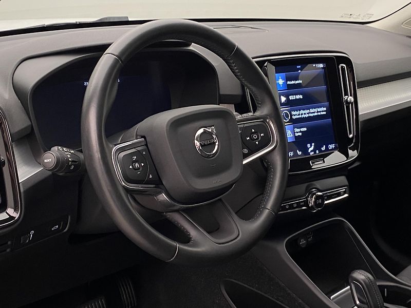 Volvo XC40 T3 MOMENTUM AUT REZERVACE - fotka 18 z 43