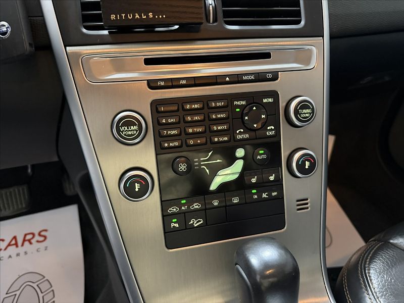 Volvo XC60 2,4   D5 AWD SUMMUM XENON - fotka 17 z 39