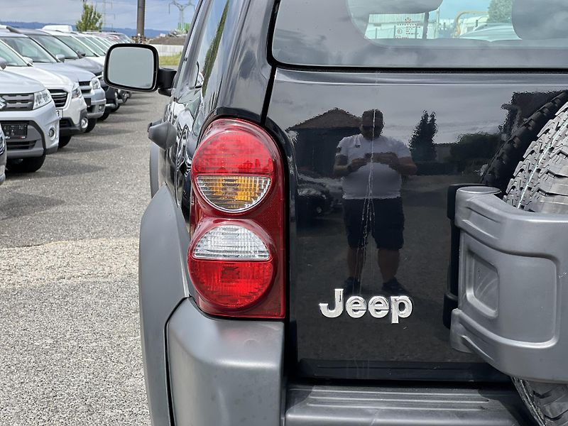 Jeep Cherokee 2.8CRD 4x4 MANUÁL 6 R.ST. - fotka 36 z 38