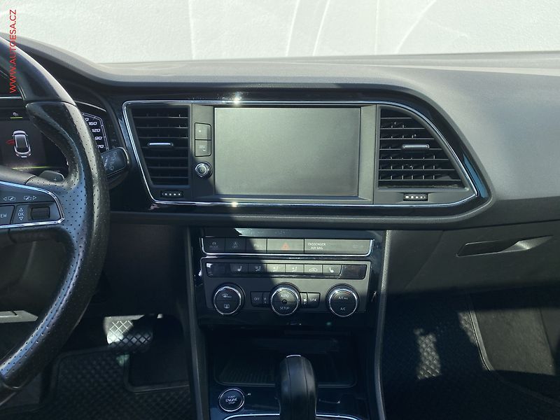 Seat Leon (2019) 2.0 TDi, FR, DSG, kůže, panor - fotka 12 z 19
