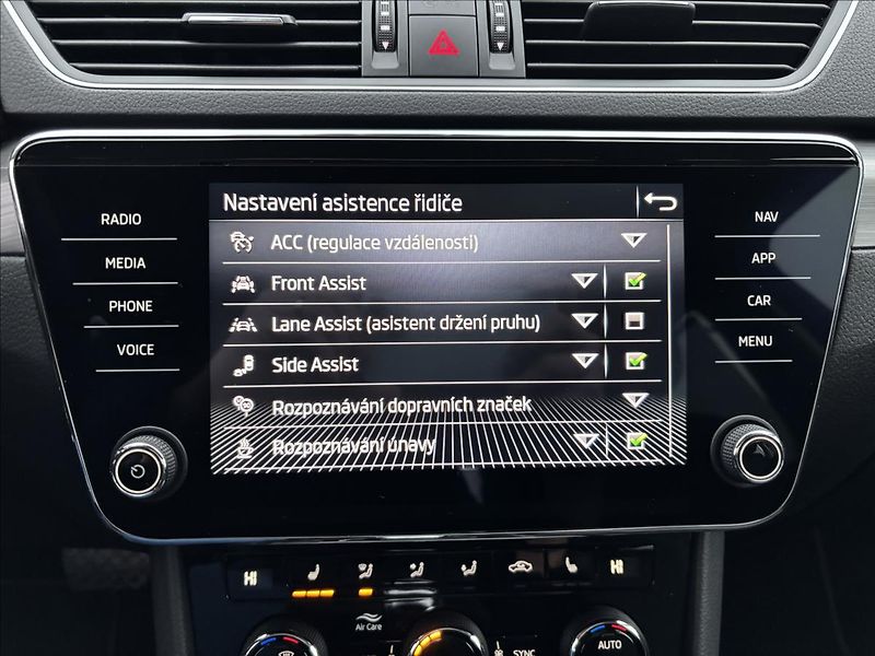 Škoda Superb 2,0 TDI 110kW Style DSG - fotka 39 z 42