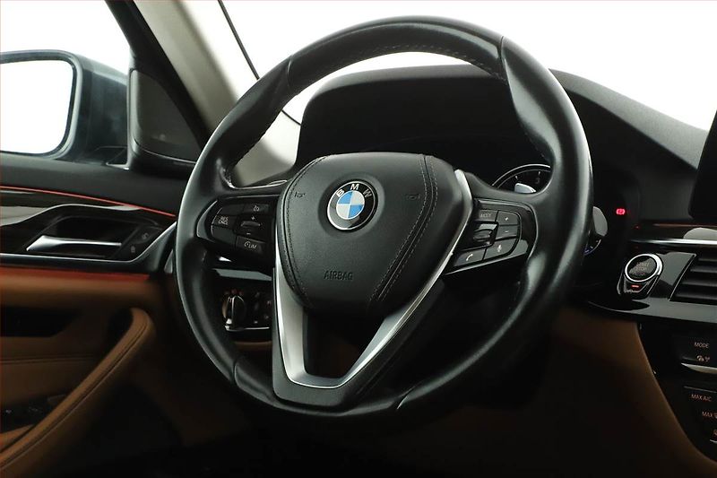 BMW Řada 5 (2018) Luxury Line 540i xDrive - fotka 8 z 20