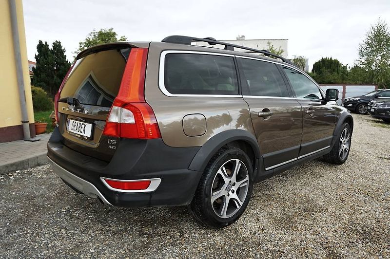 Volvo XC70 (2011) SUMMUM 2,4 D5 158 kW - fotka 4 z 47