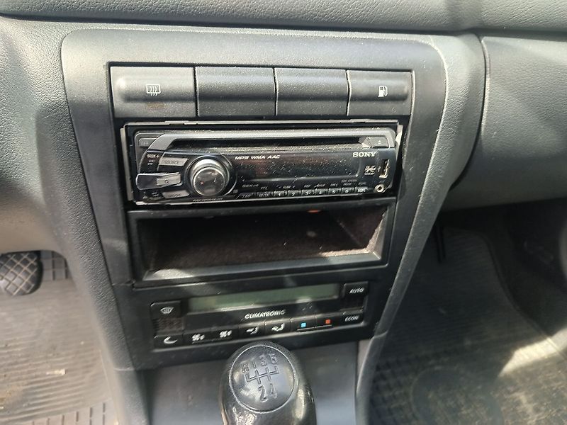 Škoda Octavia 1.9 TDI  Ambiente TOUR - fotka 12 z 40